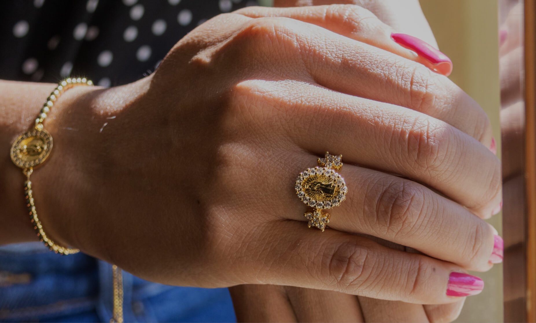Primer plano de anillo religioso con diseño exclusivo, símbolo de fe.