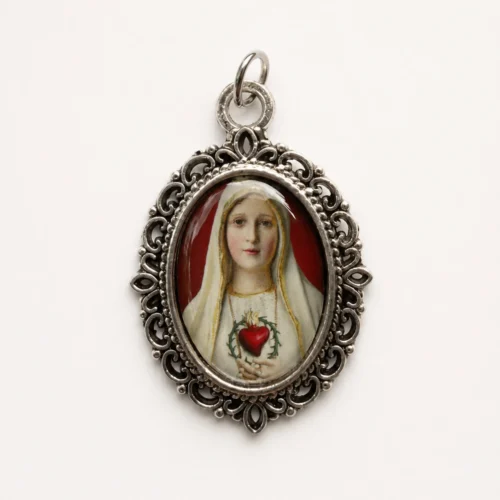Medalla Virgen de Fátima ovalada filigrana plateada fondo rojo 3 cms