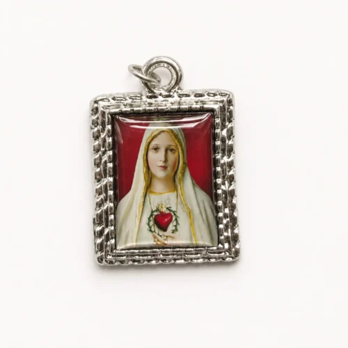 Medalla Virgen de Fátima cuadrada plateada fondo rojo 3 cms