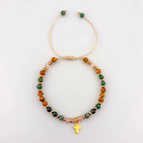 Pulsera de piedras colores verdes y beige con dije cruz